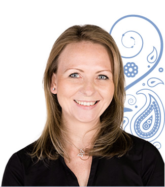 Michaela Klampfer mit dunkelblonden Haaren und schwarzer Bluse